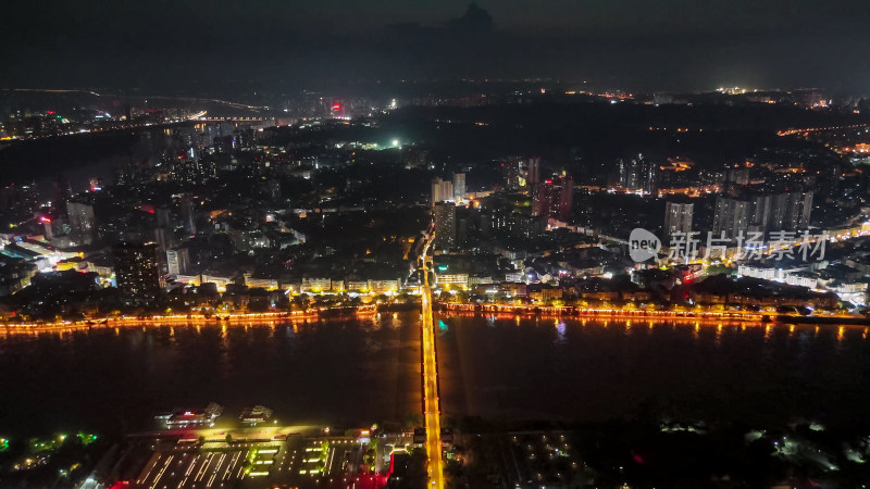 四川乐山岷江两岸夜幕降临夜景航拍图