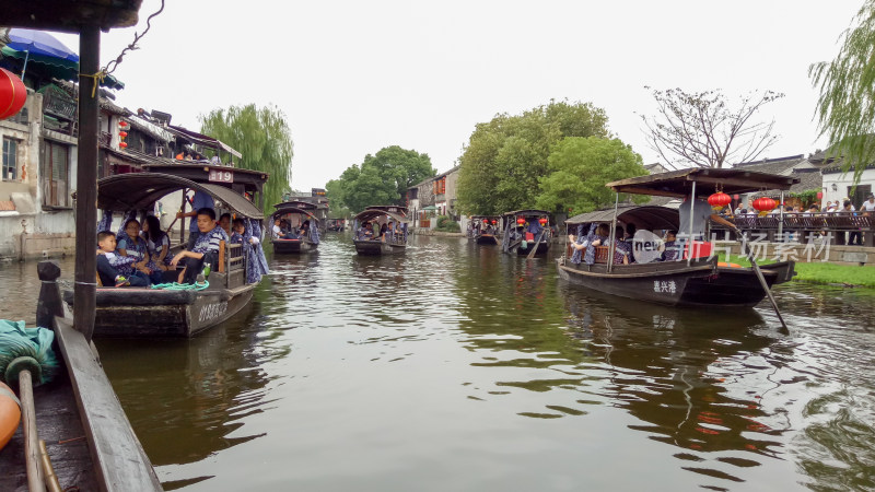 水乡河道乘舟游览场景