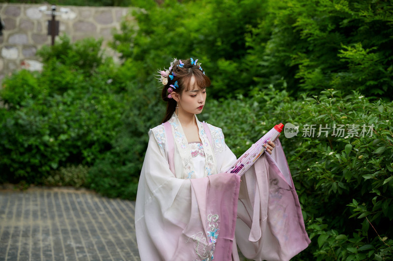 穿古装汉服手持工艺伞的东方美少女