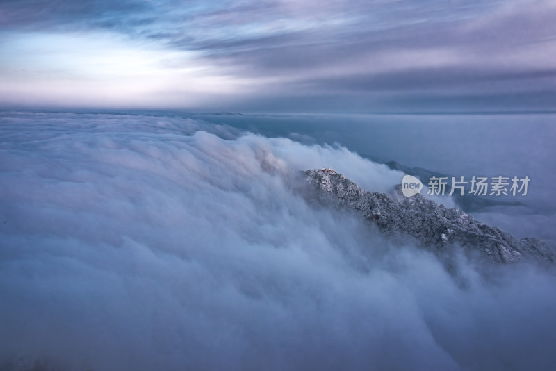 寒冷冬天大山雪后云海阳光航拍