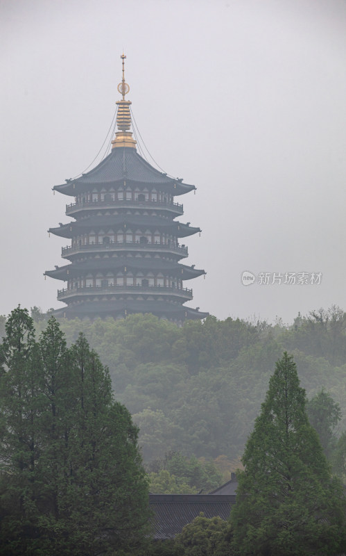 杭州西湖长桥公园雷峰塔雾色景观