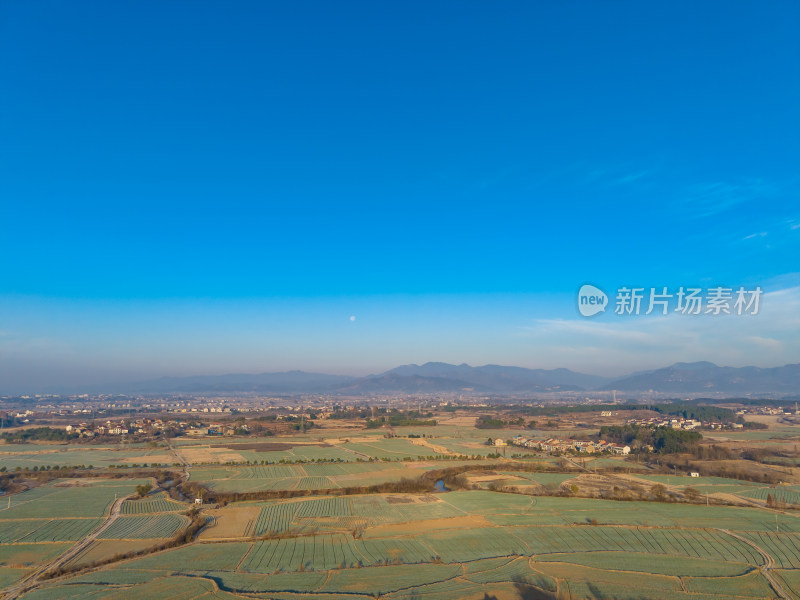 乡村田野与城市远景航拍