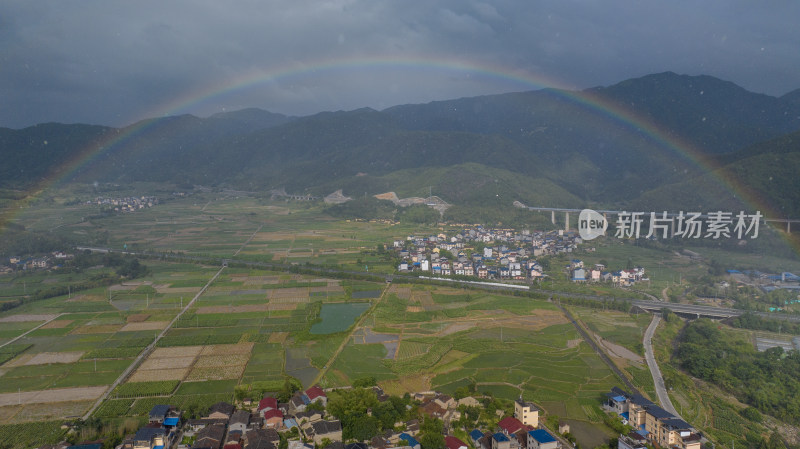 农田，稻田上空的彩虹，美丽的乡村景色