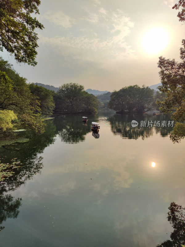 浴鹄湾湖畔中式建筑与山林景观