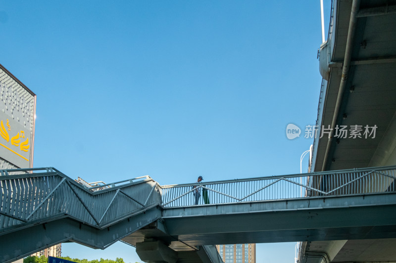 晴朗天空下的城市过街天桥