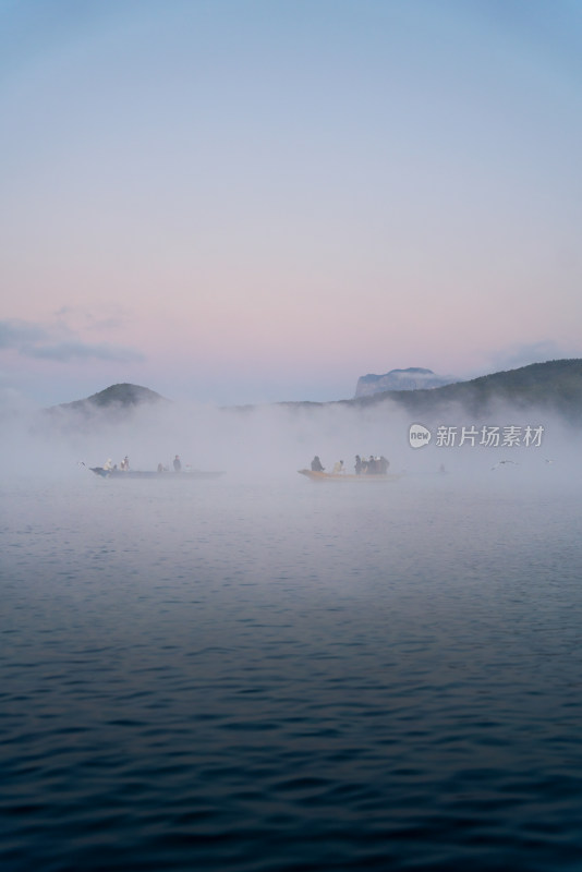 泸沽湖冬天唯美晨雾冬景