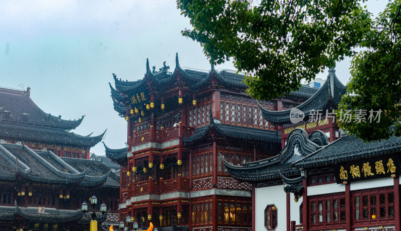 中国上海黄浦区城隍庙的挹秀楼雨景