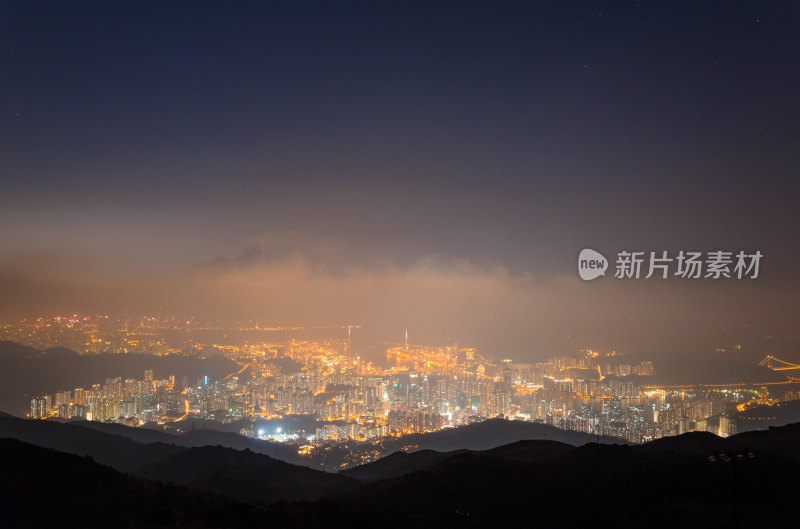 香港大帽山俯瞰维多利亚港城市夜景灯光