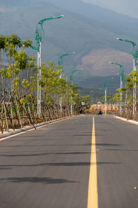 空旷的柏油马路