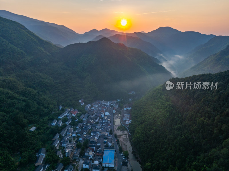 航拍浙江杭州临安区龙门秘境石门村山间村落