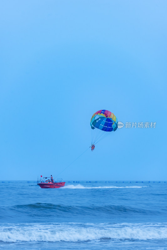 青岛金沙滩海上拖拽伞