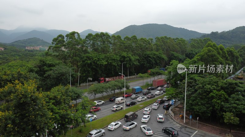 广东东莞：航拍道路上的塞车现象
