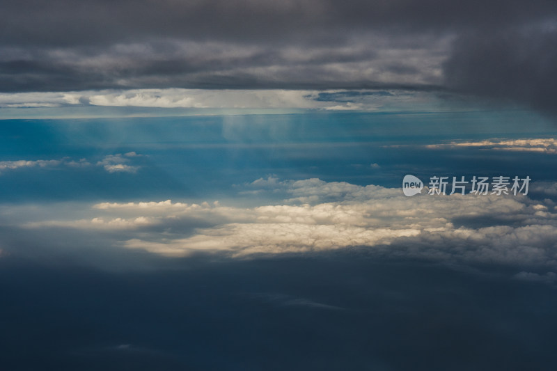 飞机窗户外的天空云景