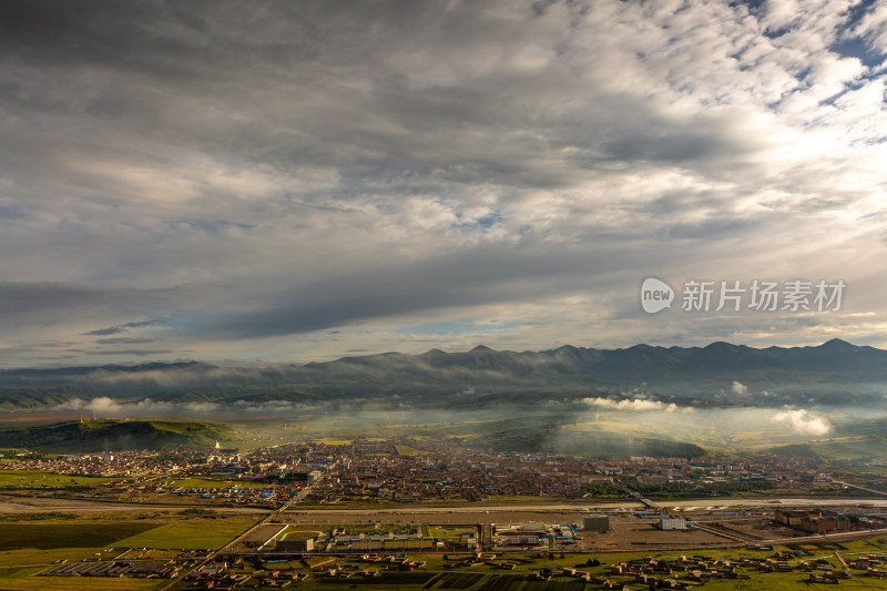 阿坝县城日出