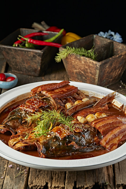 酱香五花肉炖千岛湖野生大鲢鱼头