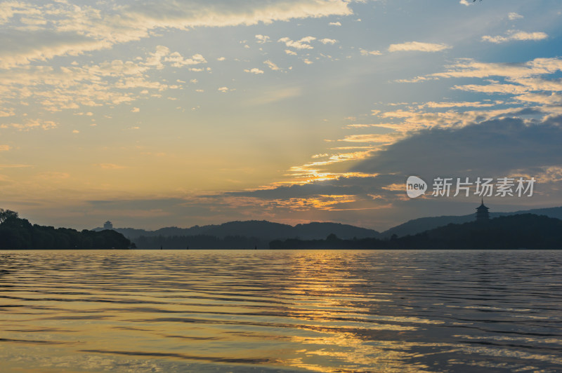 立冬杭州西湖雷峰塔与湖面日出朝霞水面倒影