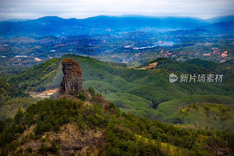 山林间独特岩石的自然景观全貌