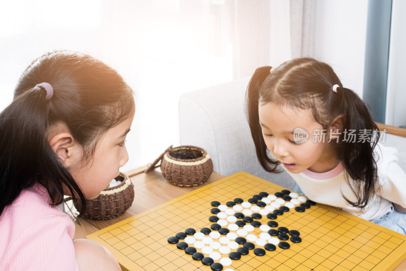 两个专注下围棋的女孩