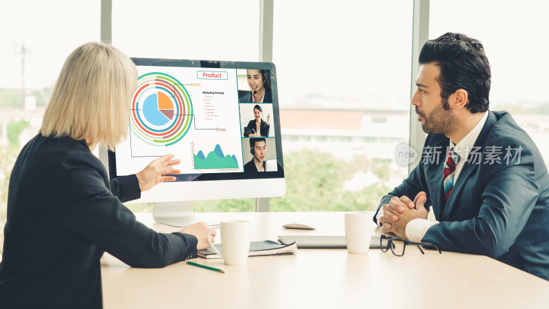 商务人士电脑前交流汇报画面