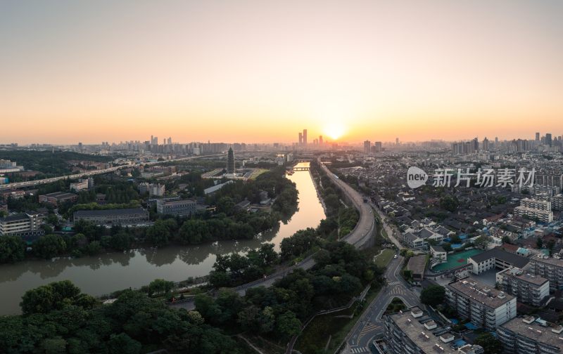 日落时南京秦淮河与大报恩寺