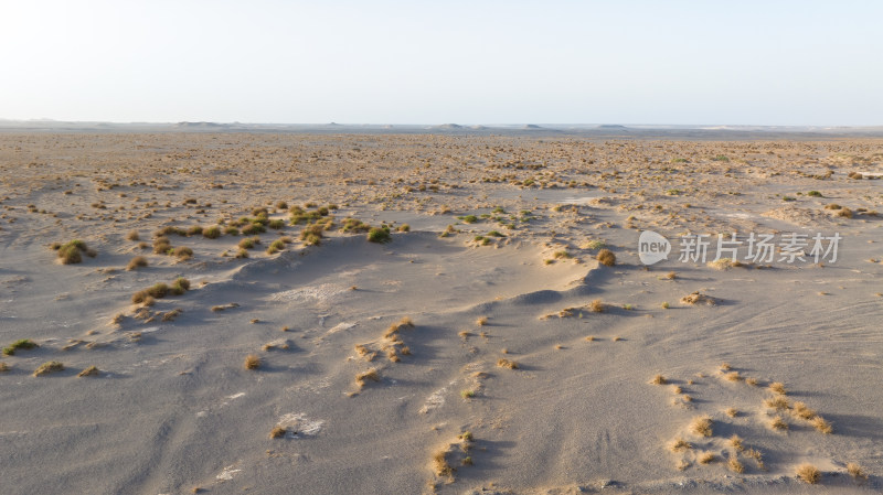 航拍新疆荒凉沙漠的广阔视野