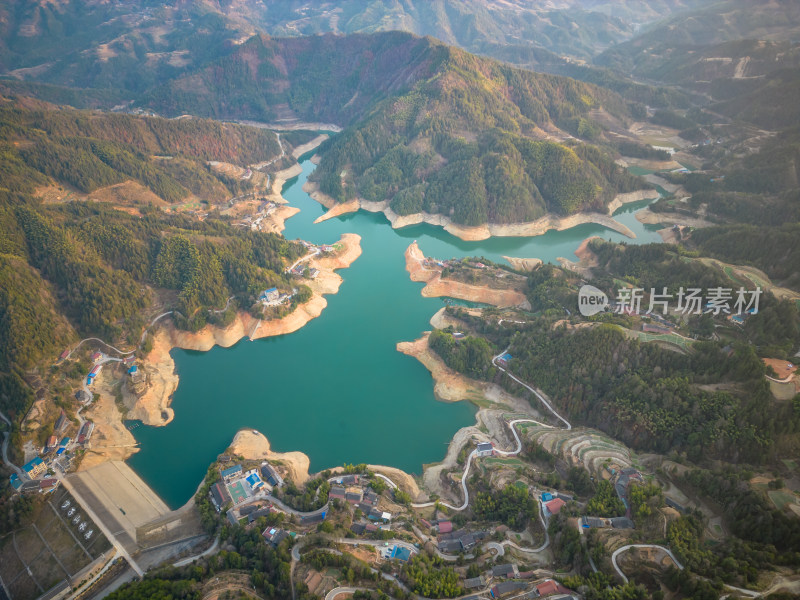 大山中的水库青山绿水自然风光航拍图