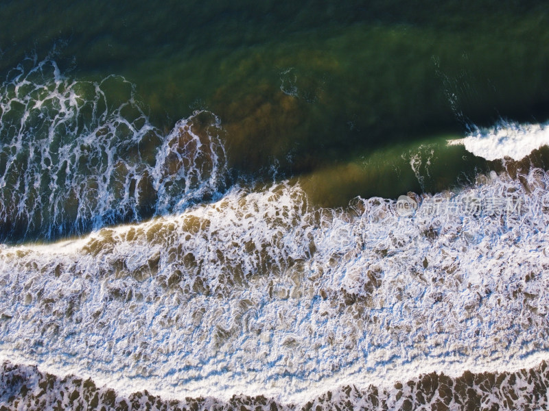 俯拍海浪拍打沙滩景象