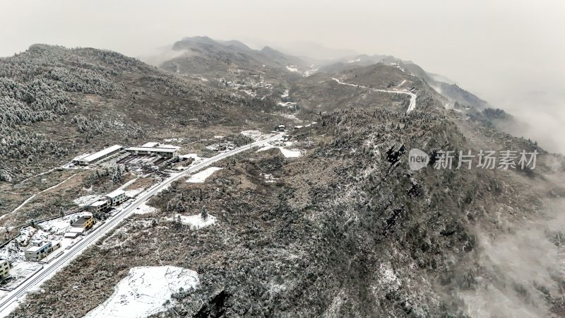 重庆酉阳：大雪纷飞赏雪忙