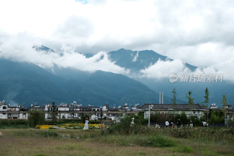 远山村落旁的休闲场景