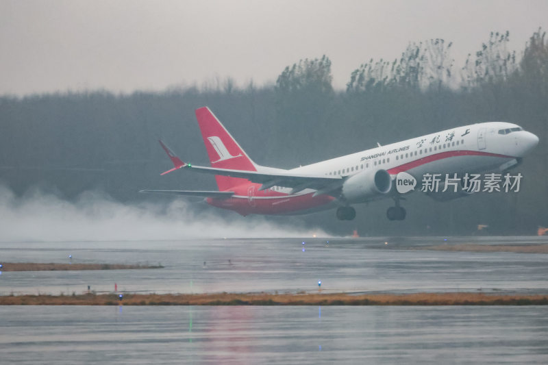 上海航空飞机起飞场景