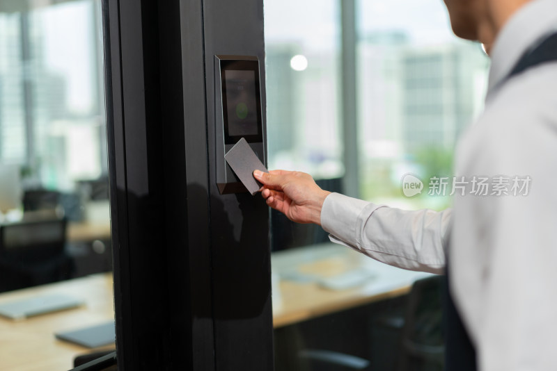 工作人员带领客户参观介绍刷卡进入办公室