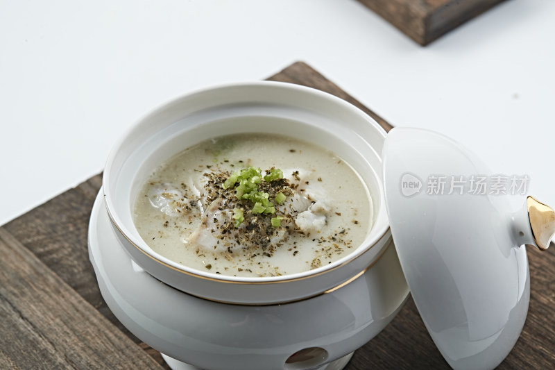 藜麦奶汤鲥鱼片