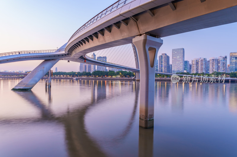 广州珠江海心桥与珠江新城高楼建筑黄昏景色