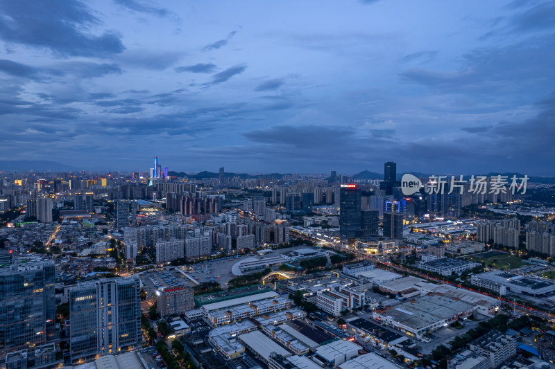 暮色下灯火辉煌的城市夜景鸟瞰图