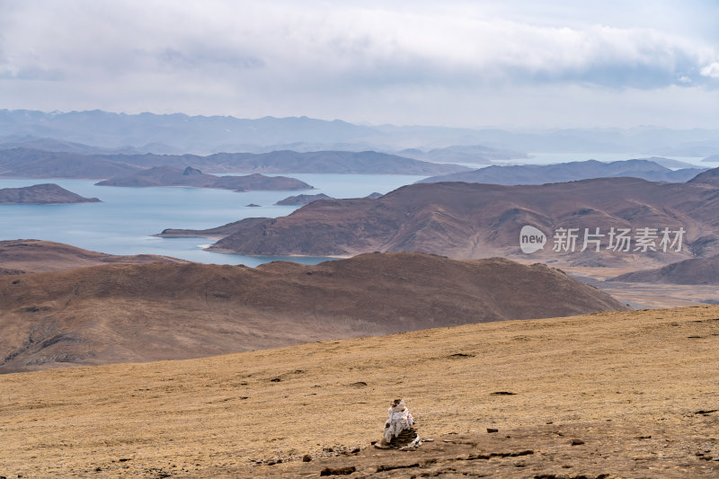 西藏山南羊卓雍措圣湖神湖蓝色藏地圣湖雪山