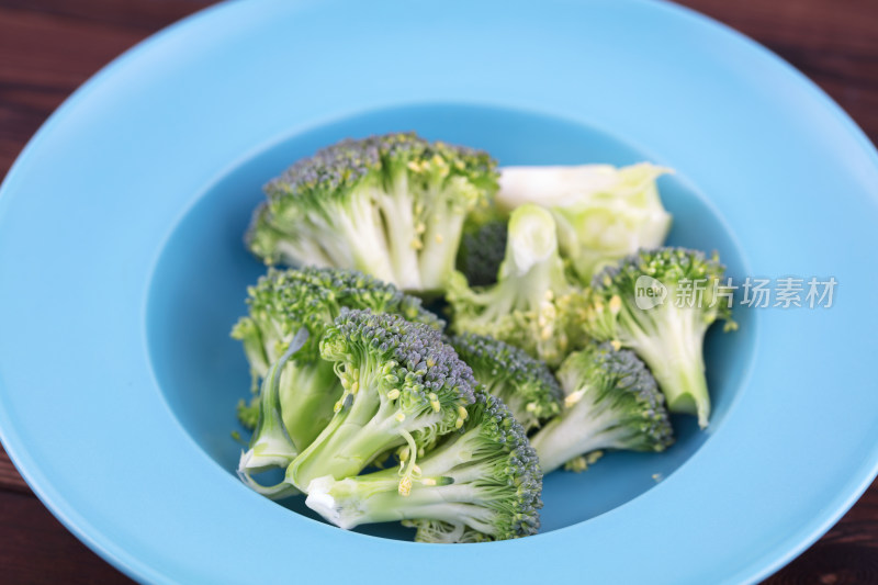 新鲜的西蓝花食材在盘子里