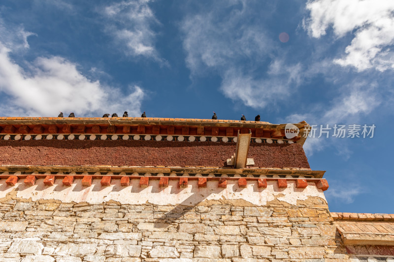 蓝天白云下的阿坝各莫寺寺院建筑