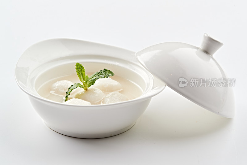 白色瓷汤盅装的香糯桂鱼圆