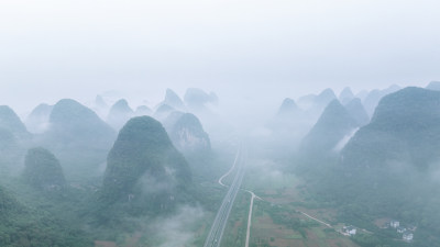 云雾缭绕的山谷中穿行的高速公路