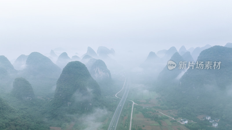 云雾缭绕的山谷中穿行的高速公路