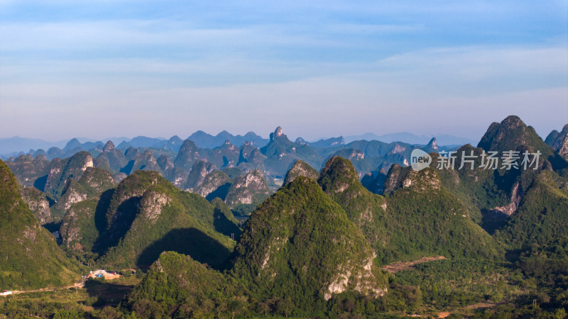 广西阳朔十里画廊月亮山