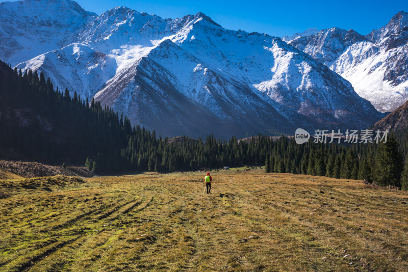 雪山脚下徒步旅行