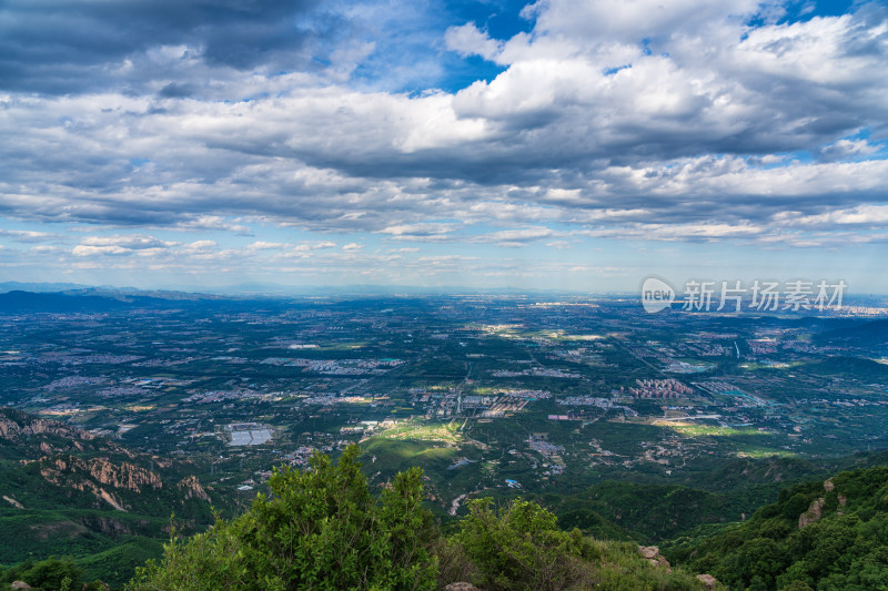 从北京海淀区阳台山俯瞰城市全景