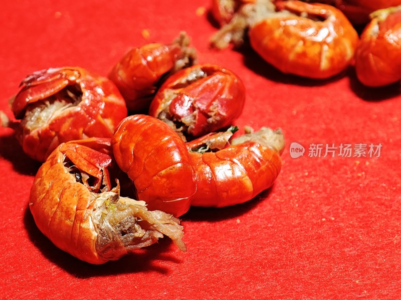 小龙虾露出鲜嫩饱满的虾肉