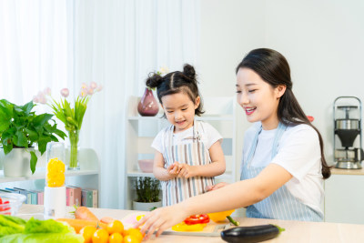 妈妈和女儿一起做饭