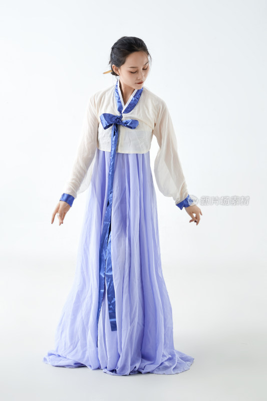 穿着中国朝鲜族传统服饰跳舞的少女