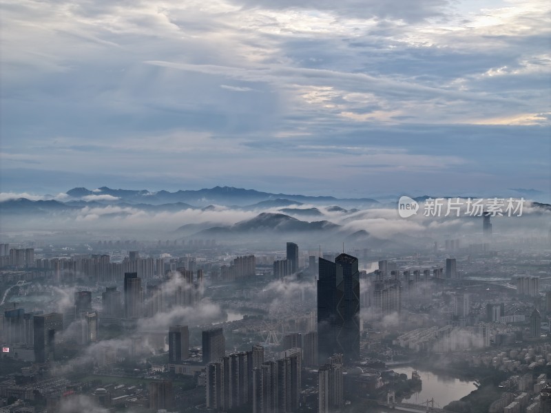 浙江湖州地标云雾缭绕中俯瞰城市建筑景观