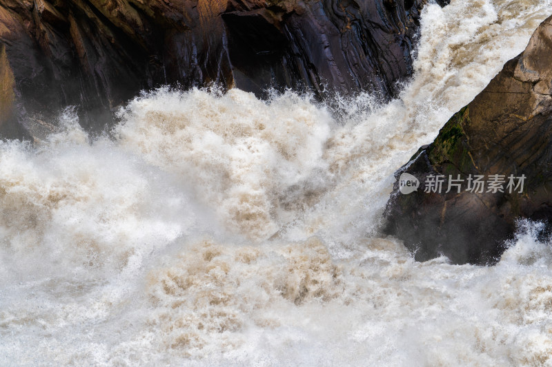 云南香格里拉虎跳峡奔腾的金沙江江水