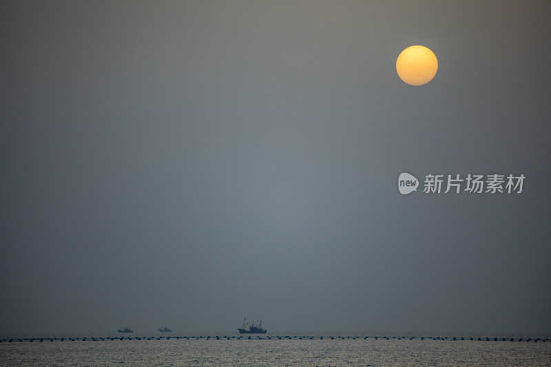 山东日照灯塔景区海上雾色日出景观