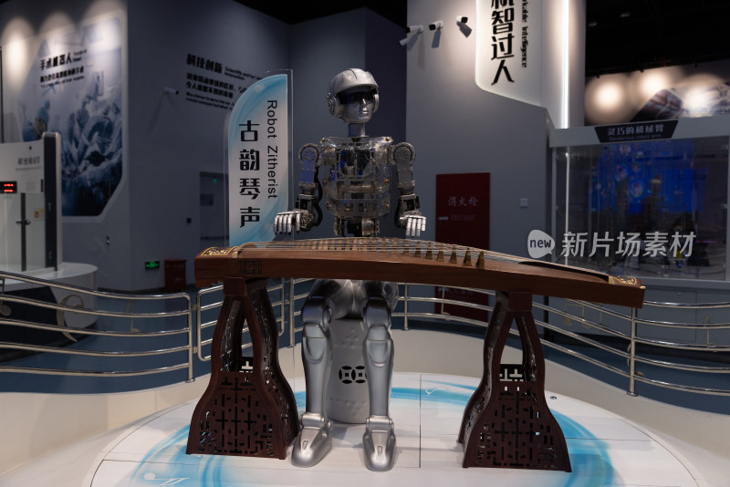 中国科学技术馆会弹琴的机器人